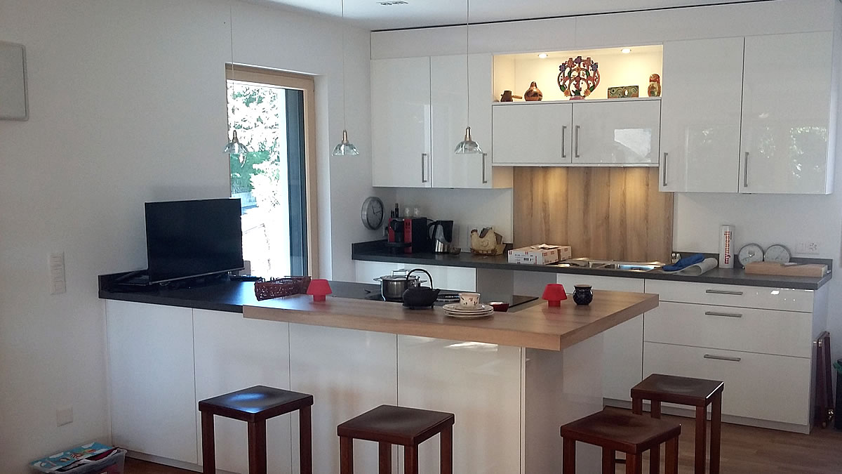 Wohnküche mit Übereck-Tischplatten